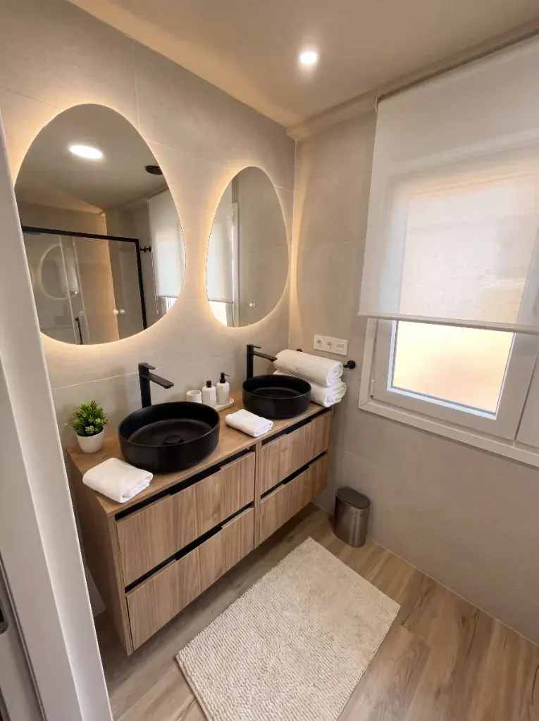 Bathroom with double washbasin at SJ Puerta de Redes