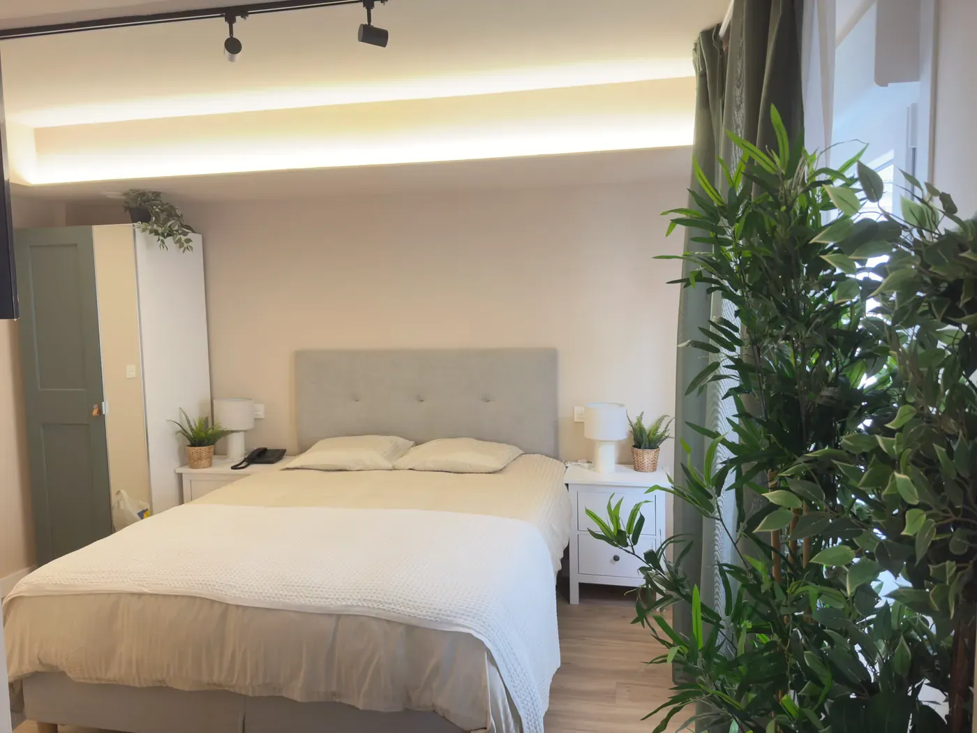 Double room with Queen Size bed, wardrobe and plants