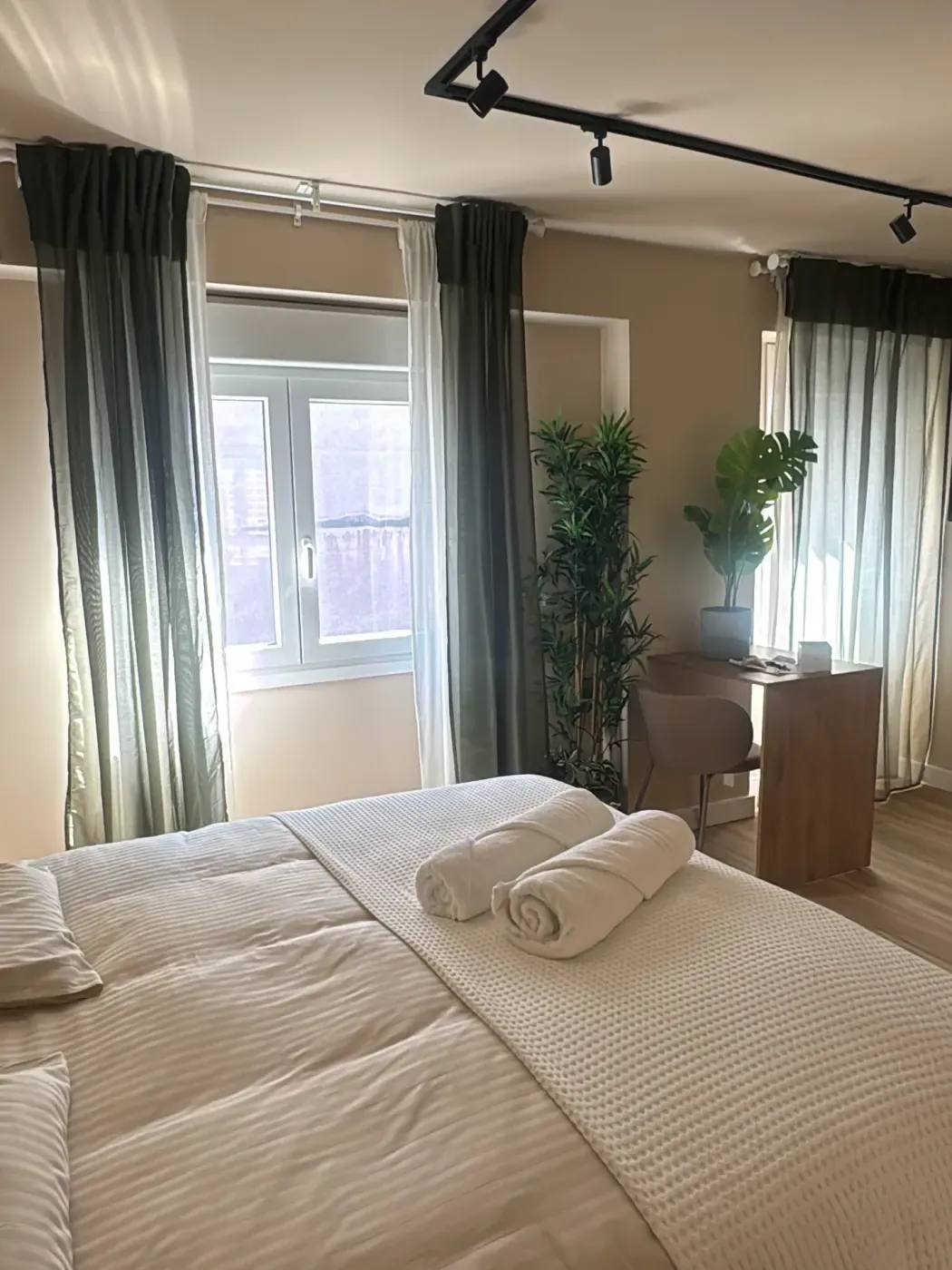 Double room with Queen Size bed, table and armchair