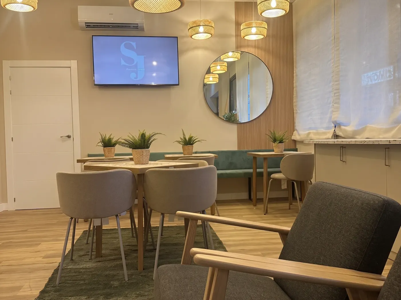Lounge area with armchairs next to the breakfast room