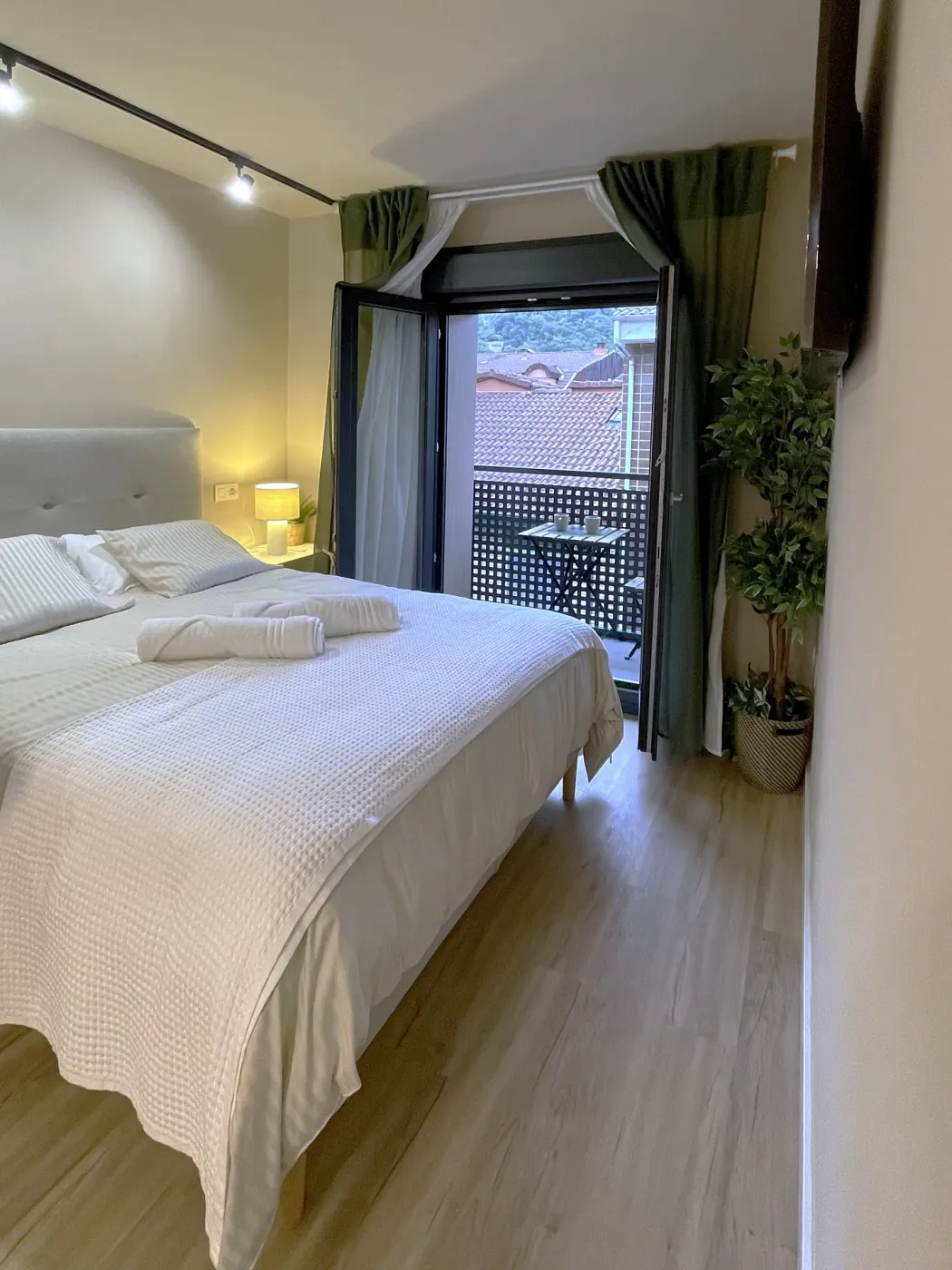 Suite with kitchen and balcony at SJ Puerta de Redes